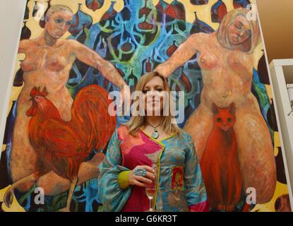 Rolf Harris 'fille BINDIN debout devant son tableau intitulé 'Alchemy' lors de la fête de lancement de la Lang Gallery à l'usine de Shoreditch, à l'est de Londres. Banque D'Images