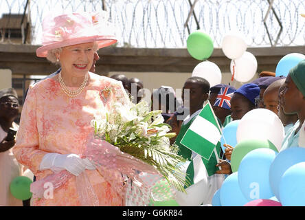 La reine Elizabeth II rencontre des enfants des écoles locales à l'intérieur de l'enceinte du Conseil britannique, à Abuja, au Nigéria, le jour d'ouverture de la réunion des chefs de gouvernement du Commonwealth. Banque D'Images