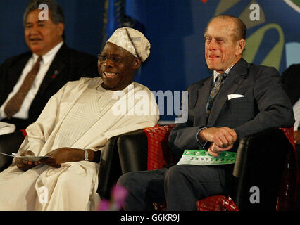 Le président nigérian Olusegun Obasanjo s'entretient avec le duc d'Édimbourg (à droite) lors de la cérémonie d'ouverture d'une réunion des chefs de gouvernement du Commonwealth à Abuja, au Nigeria. Banque D'Images