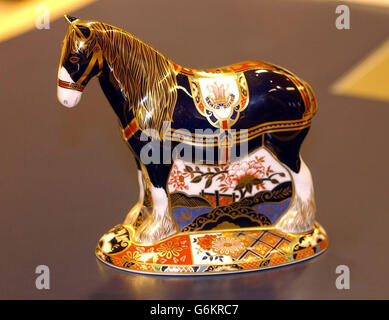 Le cheval shire à papier à motifs Imari sculpté dans la porcelaine fine, vu par le prince de Galles lors d'une visite de l'usine de céramique du Royal Crown Derby à Derby.L'artefact, fortement vitrifié et peint à la main dans la marque de commerce bleu et or de la firme,Avait précédemment tiré 20,500 à une vente aux enchères pour aider le Prince's Trust et a été créé après que les patrons ont entendu le Prince raconter une histoire en mars sur un négociant local essayant de lui vendre un cheval shire appelé Camilla. Banque D'Images