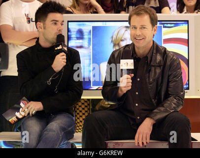 Présentateur Dave Berry (à gauche) avec l'acteur américain Greg Kinnear lors de sa visite à MTV TRL aux MTV Studios de Camden, dans le nord de Londres. Banque D'Images