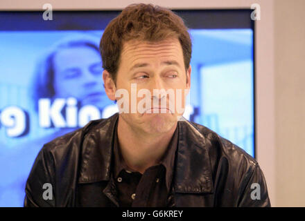 L'acteur américain Greg Kinnear lors de sa visite à MTV TRL aux studios MTV de Camden, dans le nord de Londres. Banque D'Images