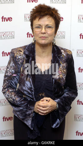 Julie Walters arrive pour les Women in film and Televison Awards 2003, qui se tiennent à l'hôtel Hilton dans le centre de Londres. Banque D'Images