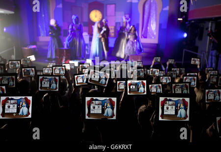 Un public regarde un aperçu de 'Cendrillon: An inspirante Fair-Retail' d'eBay, le premier pantomime au monde, au Charing Cross Theatre, Londres. ASSOCIATION DE PRESSE Date de publication : mardi 26 novembre 2013. Course de deux jours seulement les vendredi 29 et samedi 30 novembre, ce sera le seul pantomime qui donnera une inspiration festive à l'auditoire. Les places peuvent être réservées en ligne avec tous les revenus allant à la Laura Crane Youth cancer Trust - www.ebay.co.uk/panto. Le crédit photo devrait se lire: David Parry/PA Wire Banque D'Images