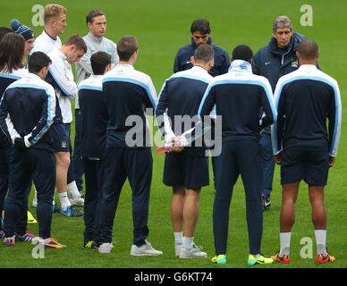 Football - Ligue des champions de l'UEFA - Groupe D - Manchester City v Viktoria Plzen - Manchester City Training and Press Conference -....Manuel Pellegrini (en haut à droite), directeur de Manchester City, parle à ses joueurs lors d'une séance d'entraînement au Etihad Stadium, Manchester. Banque D'Images