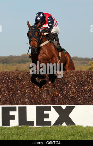 Courses hippiques - Hippodrome de Towcester.Jockey Dougie Costello sur Ballyvoneen dans le Nasmyth 10e anniversaire handicap Chase au Towcester Racecourse, Northamptonshire. Banque D'Images