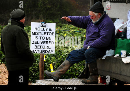 Acheteurs lors de la vente aux enchères de houx, de GUI, de couronnes et d'arbres de Noël au Bromyard Road Business Park, Tenbury Wells, Worcestershire. Banque D'Images