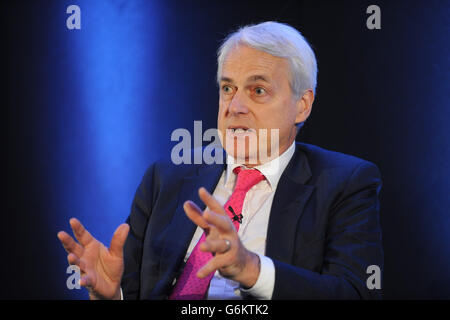 Robert Francis QC examine les conclusions de l'examen des plaintes durant le Chef des soins infirmiers pour le Sommet 2013 de l'Angleterre au Hilton Metropole, Birmingham. Banque D'Images