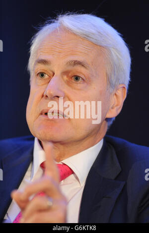 Robert Francis QC examine les conclusions de l'examen des plaintes durant le Chef des soins infirmiers pour le Sommet 2013 de l'Angleterre au Hilton Metropole, Birmingham. Banque D'Images