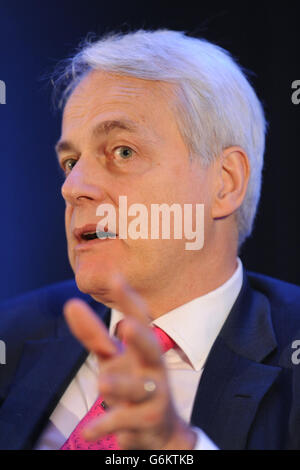 Robert Francis QC examine les conclusions de l'examen des plaintes durant le Chef des soins infirmiers pour le Sommet 2013 de l'Angleterre au Hilton Metropole, Birmingham. Banque D'Images