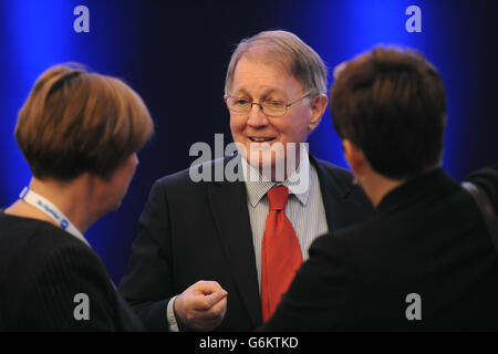 Le professeur Sir Mike Richards, inspecteur en chef des hôpitaux, s'entretient avec les infirmières lors du chef des soins infirmiers pour le Sommet 2013 de l'Angleterre au Hilton Metropole, à Birmingham. Banque D'Images