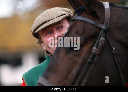 Entraîneur Nicky Henderson avec long Run pendant une visite stable à Seven Barrows, Lambourn. Banque D'Images