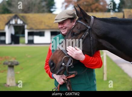 Courses hippiques - Nicky Henderson visite stable - Seven Barrows.Entraîneur Nicky Henderson avec long Run pendant une visite stable à Seven Barrows, Lambourn. Banque D'Images