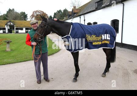 Entraîneur Nicky Henderson avec long Run pendant une visite stable à Seven Barrows, Lambourn. Banque D'Images