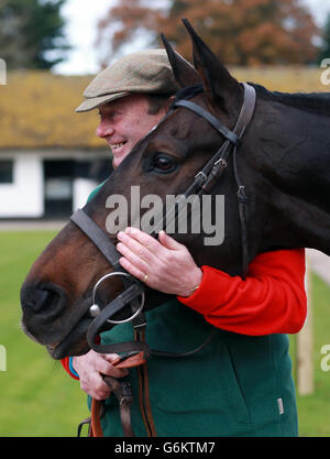 Courses hippiques - Nicky Henderson visite stable - Seven Barrows.Entraîneur Nicky Henderson avec long Run pendant une visite stable à Seven Barrows, Lambourn. Banque D'Images