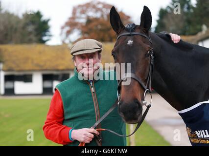 Entraîneur Nicky Henderson avec long Run pendant une visite stable à Seven Barrows, Lambourn. Banque D'Images