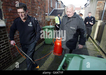 Les drains des chèques de police doivent être scellés à l'extérieur de la maison du Premier ministre britannique Tony Blair, à Trimdon, dans le comté de Durham, où le président des États-Unis, George Bush, devrait se rendre cette semaine. Les chefs de la sécurité ont été placés dans la deuxième alerte terroriste la plus élevée de la Grande-Bretagne avec 5,000 policiers et des centaines d'agents américains rédigés avant la visite de M. Bush, après des avertissements d'une attaque par des agents nord-africains d'al-Qaida qui n'auraient aucun rapport avec le voyage. Banque D'Images