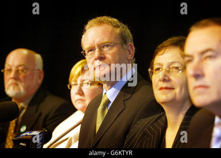 Martin McGuinness de Sinn Fein (au centre) avec ses collègues du parti (à partir de la gauche) Martin Meehan, Dara O'Hagan, Barbara de Brun et Mitchell McLaughlin, lors du lancement du manifeste électoral du parti à Belfast, Dans lequel ils se sont engagés à faire pression pour un service de police non armé en Irlande du Nord et à forger une alliance pour l'unité irlandaise. Neuf jours avant l'élection de l'Assemblée de l'Irlande du Nord, le manifeste de Sinn Fein a déclaré qu'il travaillerait aux côtés d'autres partis, de groupes communautaires, de syndicats et d'individus pour une irlande unie. Banque D'Images