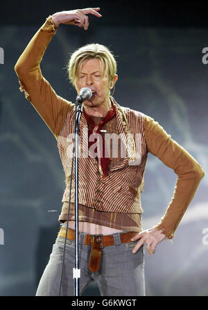 Le chanteur David Bowie joue en concert dans le cadre du circuit de réalité à Manchester Evening News Arena à Manchester. Banque D'Images