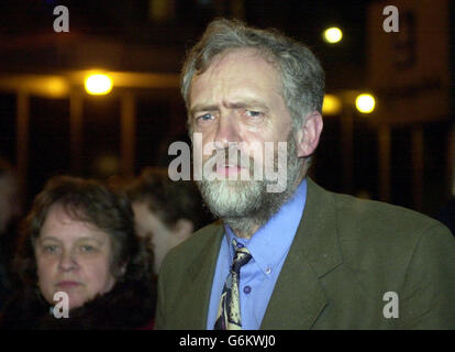 Le député Jeremy Corbyn annonce un accord entre la police métropolitaine et la Coalition Halte à la guerre, leur permettant de manifester dans le centre de Londres lors de la visite du président américain George W Bush, à la suite de pourparlers à Scotland Yard. Banque D'Images