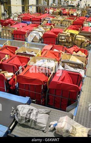 Des lettres, des cartes de Noël et des cadeaux de Noël sont triés à la British Forces Canadiennes Bureau de poste à RAF Northolt, ouest de Londres avant leur envoi aux membres des forces armées qui sont en opération à travers le monde, notamment en Afghanistan. Banque D'Images