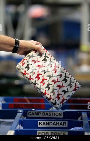 Des lettres, des cartes de Noël et des cadeaux de Noël sont triés à la British Forces Canadiennes Bureau de poste à RAF Northolt, ouest de Londres avant leur envoi aux membres des forces armées qui sont en opération à travers le monde, notamment en Afghanistan. Banque D'Images