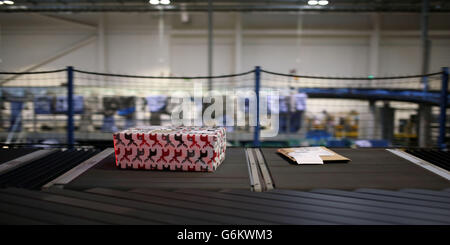 Des lettres, des cartes de Noël et des cadeaux de Noël sont triés à la British Forces Canadiennes Bureau de poste à RAF Northolt, ouest de Londres avant leur envoi aux membres des forces armées qui sont en opération à travers le monde, notamment en Afghanistan. Banque D'Images