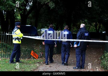 Des membres de l'unité des enquêtes sur la scène du crime du Bureau technique sur les lieux de Phoenix Park à Dublin, où le corps d'un homme a été trouvé. Banque D'Images