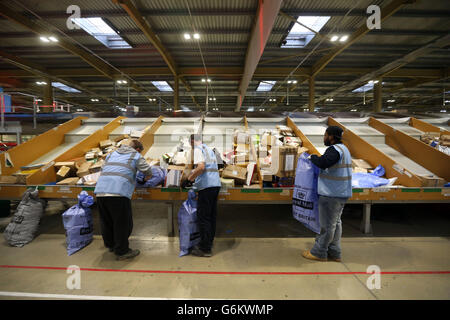 Des lettres, des cartes de Noël et des cadeaux de Noël sont triés à la British Forces Canadiennes Bureau de poste à RAF Northolt, ouest de Londres avant leur envoi aux membres des forces armées qui sont en opération à travers le monde, notamment en Afghanistan. Banque D'Images