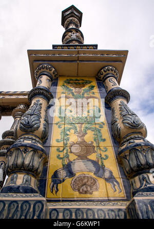 SÉVILLE, ESPAGNE - 15 MARS 2016 : balustrade de carreaux vitrés colorés sur la Plaza de Espana Banque D'Images