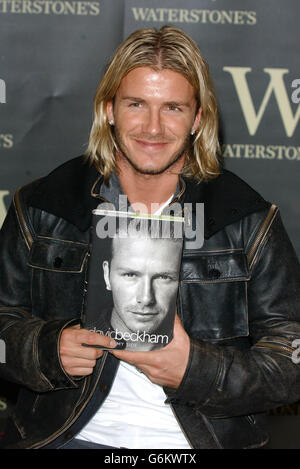 Le footballeur d'Angleterre David Beckham signe des copies de son nouveau livre 'David Beckham My Side' à Waterstone's, Piccadilly. Banque D'Images