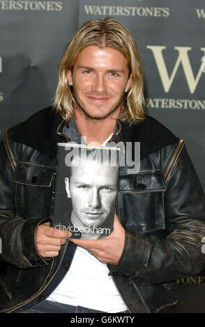 Le footballeur d'Angleterre David Beckham signe des copies de son nouveau livre 'David Beckham My Side' à Waterstone's, Piccadilly. * 11/3/04: L'autobiographie de David Beckham a été sélectionné pour le premier prix aux British Book Awards de cette année. Mon camp est contre des personnages tels que Mark Haddon, vainqueur de JK Rowling et Whitbread pour le livre de l'année. Banque D'Images