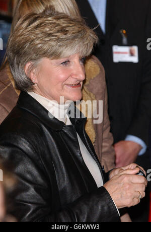 Sandra Beckham regarde son fils David signer des copies de son nouveau livre 'David Beckham My Side' à Waterstone's, Piccadilly. Banque D'Images