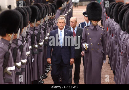 LE président AMÉRICAIN George Bush (Front) marche avec le duc d'Édimbourg (Centre) lors d'une inspection de la garde d'honneur des 1ers gardes de Grenadier du BN, pour la cérémonie officielle de l'État américain qui a lieu au Palais de Buckingham. Une cérémonie et un coup de pompe britanniques traditionnels, dont un hommage à 41 armes, ont été mis en place pour le début de la visite historique de l'État. Le Président et Mme Bush ont passé la nuit au Palais avant la cérémonie officielle d'accueil. Banque D'Images