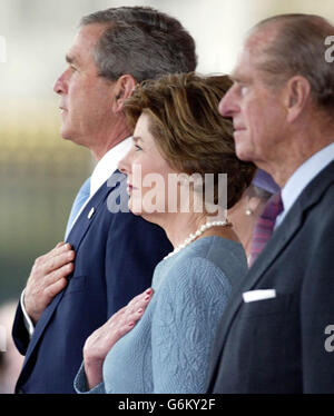 Le président américain George Bush et sa femme Laura, rejoints par le duc d'Édimbourg sur la piste du palais de Buckingham à Londres, en regardant un défilé de membres de la Cavalerie de la maison au début de la visite d'État du président en Grande-Bretagne. Plus tard, M. Bush a prononcé un discours à la salle de banquet de Whitehall et a visité l'ambassade des États-Unis. Banque D'Images