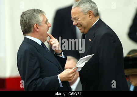 Le ministre de l'intérieur Jack Straw (à gauche) partage une blague avec le secrétaire d'État américain Colin Powell avant l'accueil cérémonial du président américain George W Bush à Buckingham Palace, Londres. Une importante opération de sécurité est en place dans la capitale pour la visite d'État du président américain Bush, qui reste au Palais en tant qu'invité de la Reine. Banque D'Images