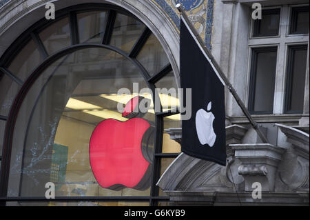 Le logo de l'Apple Store de Regent Street, Londres, est devenu rouge pour la 25e Journée mondiale du SIDA. Banque D'Images