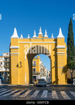 SÉVILLE, ESPAGNE - 16 MARS 2016 : Puerta de la Macarena (porte Macarena) dans les murs de la ville Banque D'Images