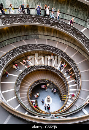 Les visiteurs descendent le célèbre escalier en spirale dans le musée du Vatican à Rome, Italie Banque D'Images