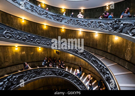 Les visiteurs descendent le célèbre escalier en spirale dans le musée du Vatican à Rome, Italie Banque D'Images