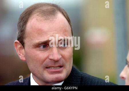 Charles Ingram à l'extérieur de la Cour de la Couronne de Bournemouth, après avoir reçu une décharge conditionnelle de deux ans après avoir été reconnu coupable de fraude d'assurance. L'ancien major de l'armée, âgé de 41 ans, qui a été reconnu coupable en avril d'avoir essayé de s'en prendre au quiz de l'ITV, a été reconnu coupable plus tôt ce mois-ci de deux chefs d'accusation de tromperie impliquant une assurance. Banque D'Images