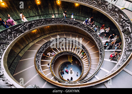 Les visiteurs descendent le célèbre escalier en spirale dans le musée du Vatican à Rome, Italie Banque D'Images