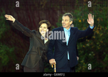 Le Premier ministre britannique Tony Blair et sa femme Cherie brandirent Au revoir comme hélicoptère du président et trois autres portant le reste de son parti ont décollé dans le ciel de l'après-midi. * le président américain et sa femme, Laura, sont montés à bord d'Airforce One juste quelques instants après leur retour à l'aéroport de Teesside après une visite de quatre heures dans la circonscription de Sedgefield du Premier ministre Tony Blair. Banque D'Images