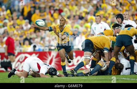 George Gregan, en Australie, attaque de nouveau l'Angleterre lors de la finale de la coupe du monde de rugby au stade Telstra de Sydney, en Australie. Pas d'utilisation de téléphone mobile, les sites Internet ne peuvent utiliser qu'une image toutes les cinq minutes pendant le match Banque D'Images