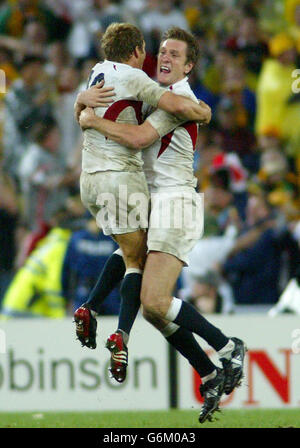 Jonny Wilkinson (L), en Angleterre, célèbre avec son coéquipier Will Greenwood après sa victoire sur l'Australie en 20-17 lors de la finale de la coupe du monde de rugby au stade Telstra, à Sydney, en Australie. Pas d'utilisation de téléphone mobile, les sites Internet ne peuvent utiliser qu'une image toutes les cinq minutes pendant le match Banque D'Images