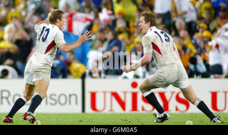 Jonny Wilkinson, en Angleterre, célèbre avec son coéquipier Will Greenwood (à droite) après avoir battu l'Australie lors de la finale de la coupe du monde de rugby au stade Telstra, à Sydney, en Australie.L'Angleterre a remporté la finale 20-17 après un temps supplémentaire.Pas d'utilisation de téléphone mobile, les sites Internet ne peuvent utiliser qu'une image toutes les cinq minutes pendant le match Banque D'Images