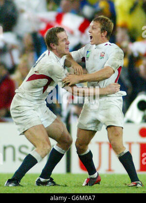 Jonny Wilkinson, en Angleterre, célèbre le coéquipier Will Greenwood (à gauche) lors du dernier coup de sifflet après avoir battu l'Australie lors de la finale de la coupe du monde de rugby au stade Telstra, à Sydney, en Australie.L'Angleterre a remporté la finale 20-17 après un temps supplémentaire.Pas d'utilisation de téléphone mobile, les sites Internet ne peuvent utiliser qu'une image toutes les cinq minutes pendant le match Banque D'Images