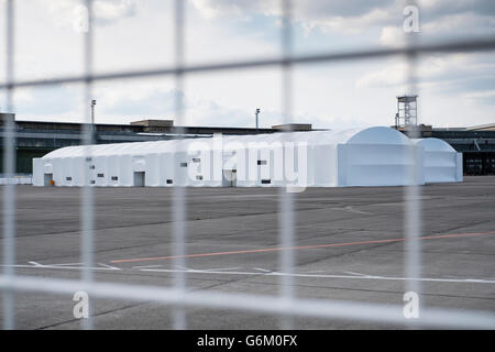 Hébergement temporaire pour demandeurs d'asile à l'ancien aéroport de Tempelhof à Berlin Allemagne Banque D'Images