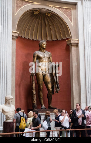 Le Musée de la Cité du Vatican doré bronze statue d'Hercule du théâtre de pompée dans la Sala Rotonda , Rome, Italie Banque D'Images