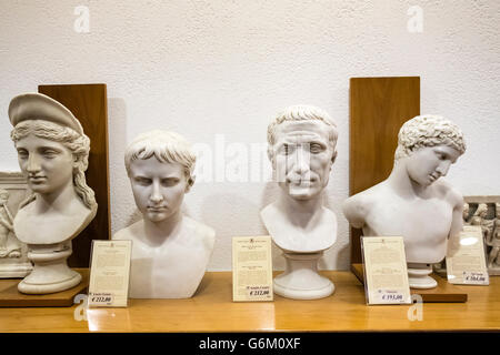 Bustes romains Reproduction à vendre à la boutique du musée au Musée du Vatican à Rome, Italie Banque D'Images